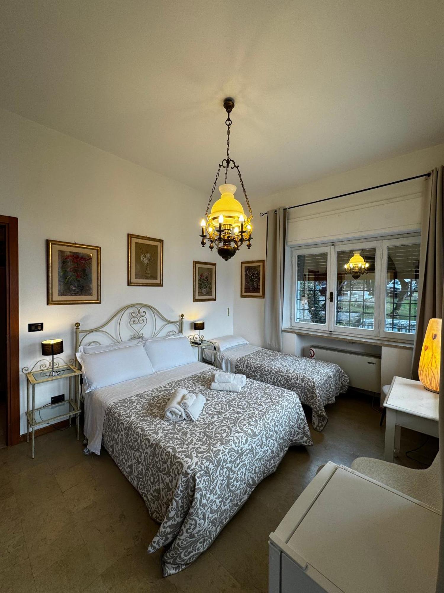 Wonderful Lake View Apartments With Pool With Breakfast Gardasee Torri Del Benaco Exterior foto