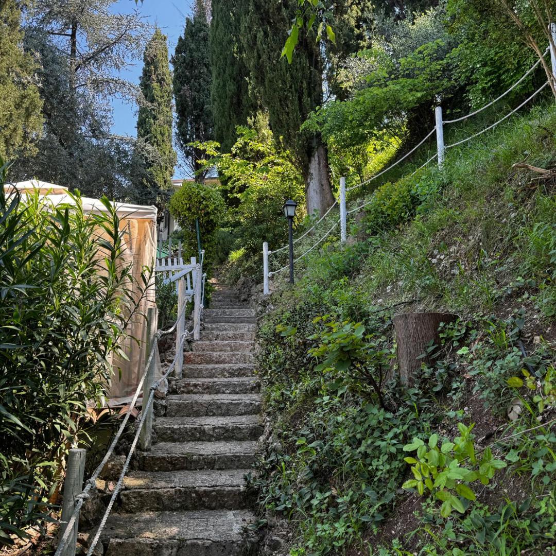 Wonderful Lake View Apartments With Pool With Breakfast Gardasee Torri Del Benaco Exterior foto